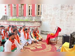 बीजेपी सांसद ने दिया &lsquo;गुरु मंत्र&rsquo;, बताया- मोदी सरकार के खिलाफ फैलाई जा रही नकारात्मकता का कैसे दें जवाब