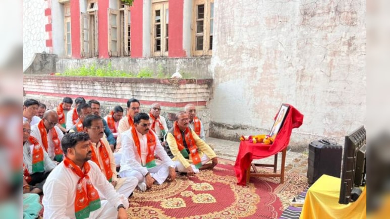 बीजेपी सांसद ने दिया &lsquo;गुरु मंत्र&rsquo;, बताया- मोदी सरकार के खिलाफ फैलाई जा रही नाकारात्मक्ता का कैसे दें जवाब