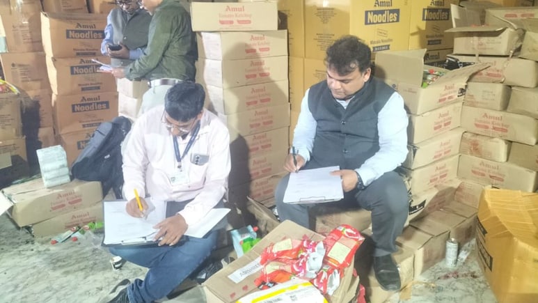 जयपुर में 30 हजार Kg एक्सपायरी डेट का खाने-पीने का सामान जब्त, तारीख बदल मार्केट में बेचने की थी तैयारी