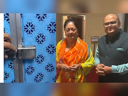 वसुंधरा के मीड&zwj;िया सलाहकार ट्रेन के टॉयलेट में एक घंटे फंसे रहे, बोले- बदबू से मौत हो जाती