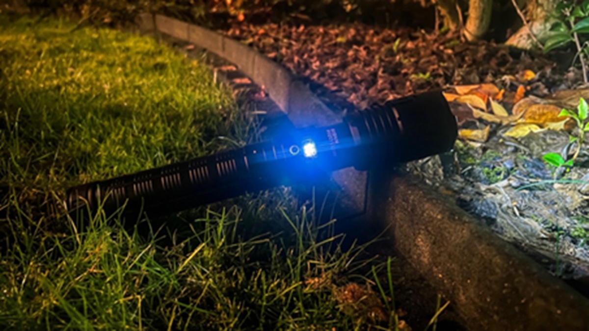 दुनिया की 10000mAh बैटरी वाली टॉर्च, 2500 लुमेन तक फ्लैशलाइट के साथ भयंकर सर्दी में करेगी काम