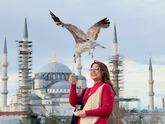 सिर पर मंडरा रहे थे पक्षी, कांटे से चीज खिला रही थीं हिना खान, तस्वीरें देखकर लगेगा नकली हैं