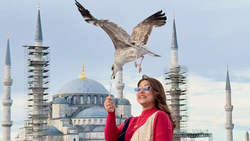 सिर पर मंडरा रहे थे पक्षी, कांटे से चीज खिला रही थीं हिना खान, तस्वीरें देखकर लगेगा नकली हैं