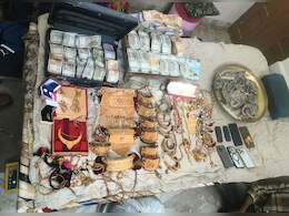 Rajasthan: नोटों से भरा सूटकेस, चांदी की पायलों से भरा थाल और टेबल पर लाखों के गहने; पुलिस रेड में मिला कुबेर का खजाना