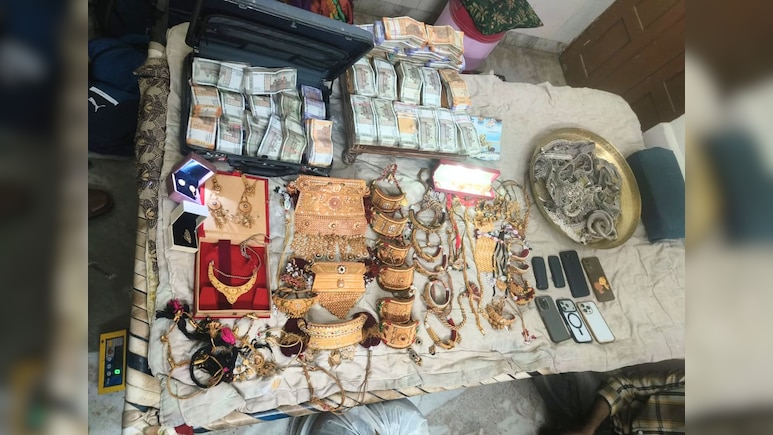 Rajasthan: नोटों से भरा सूटकेस, चांदी की पायलों से भरा थाल और टेबल पर लाखों के गहने; पुलिस रेड में मिला कुबेर का खजाना