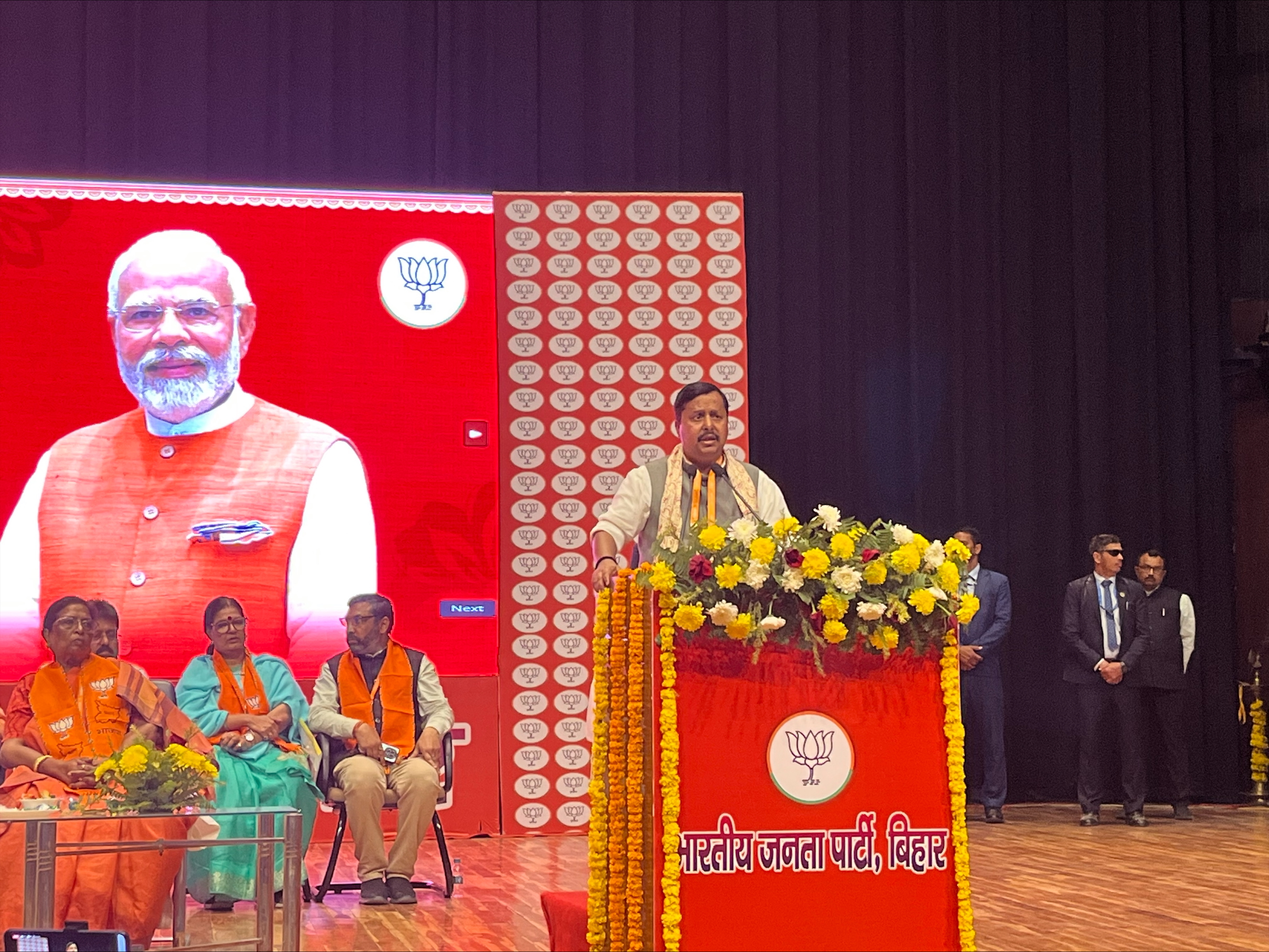 राष्ट्रीय अध्यक्ष बनने के बाद नितिन नबीन का पटना पहुंचने पर जोरदार स्वागत, संघर्ष को याद कर हुए भावुक