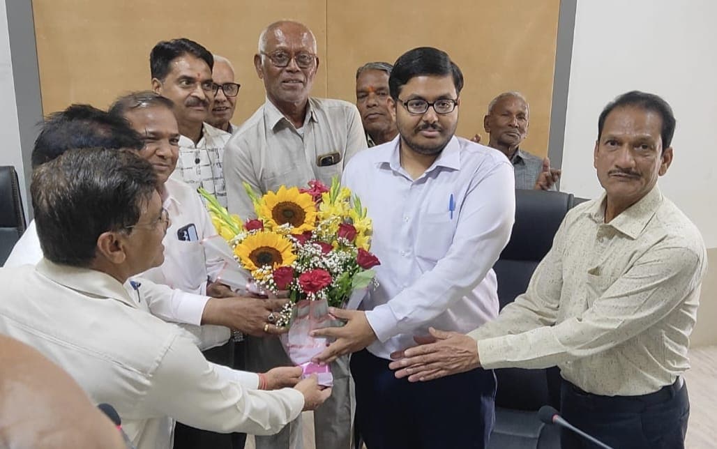 Zila Panchayat Dhar: धार जिला पंचायत सेवानिवृत्त कर्मचारियों को भुगतान