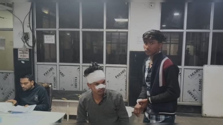 12वीं कक्षा के छात्रों का चल रहा था व&zwj;िदाई समारोह, स्कूल के गेट पर छात्र के सीने में चाकू घोंपा&nbsp;