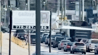 अमेरिका में चलती सड़क पर प्लेन की हुई क्रैश लैंडिंग, कई कारों से टकराया