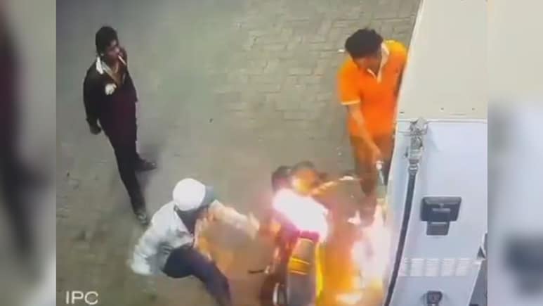 पेट्रोल भरते समय युवक ने बाइक की टंकी में फेंका जलता हुआ लाइटर, और फिर... देखें खौफनाक VIDEO