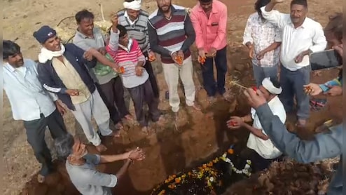 20 साल साथ निभाने वाली गाय को परिवार के मुखिया जैसा दिया अंतिम सम्मान, ढोल बजाकर निकाली अंतिम यात्रा