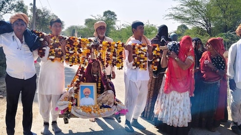 मां को कांवड़ में बैठाकर यात्रा पर निकल गया 'श्रवण कुमार', राजस्थान के इस युवक का अनूठा वीडियो चर्चा में