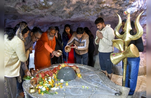 Maha Shivaratri 2026 Live Updates: महाशिवरात्रि पर शिव पूजन से लेकर शिवालयों के दर्शन तक देखें हर खबर, सिर्फ एक क्लिक में