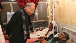 दौसा अस्पताल में सिलिकोसिस मरीजों के बीच पहुंचे गहलोत, बोले- आर्थिक सहायता रोकना पीड़ितों के साथ क्रूरता