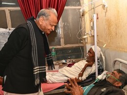 दौसा अस्पताल में सिलिकोसिस मरीजों के बीच पहुंचे गहलोत, बोले- आर्थिक सहायता रोकना पीड़ितों के साथ क्रूरता