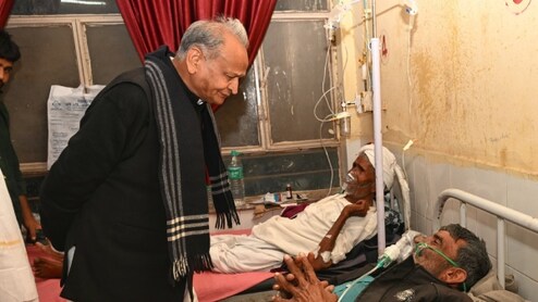 दौसा अस्पताल में सिलिकोसिस मरीजों के बीच पहुंचे गहलोत, बोले- आर्थिक सहायता रोकना पीड़ितों के साथ क्रूरता