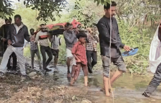 मौत के बाद भी संघर्ष: कीचड़ से होकर ले जानी पड़ी अर्थी, नेता प्रतिपक्ष के गांव में ऐसे हैं हालात