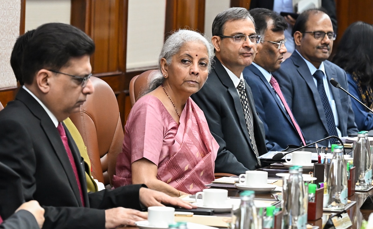 सरकारी बैंकों के मर्जर को लेकर फिलहाल कोई प्लान नहीं, वित्त मंत्री निर्मला सीतारमण ने अटलकों पर लगाया विराम