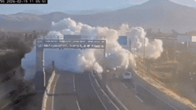 गैस टैंकर पलटा और आग का गोला 50 गाड़ियों को निगल गया! चिली की CCTV में कैद दिल दहलाने वाला मंजर