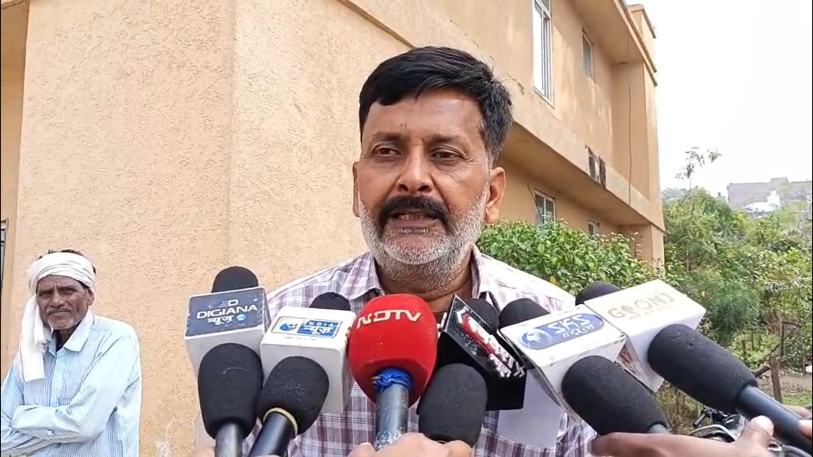 Gwalior Suicide Case: प्राची के चाचा संजय सिंह चौहान ने बताया कि राजू भदौरिया ने उनकी भांजी के साथ धोखे से शादी की. दोनों के बीच उम्र का फासला करीब 15 साल था. राजू के पहले से दो बच्चे भी हैं.