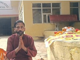 अलवर: गणेश जी की मूर्ति लेकर SDM कार्यालय में अनशन बैठे पुजारी, मंदिर की जमीन पर माफियाओं ने किया कब्जा