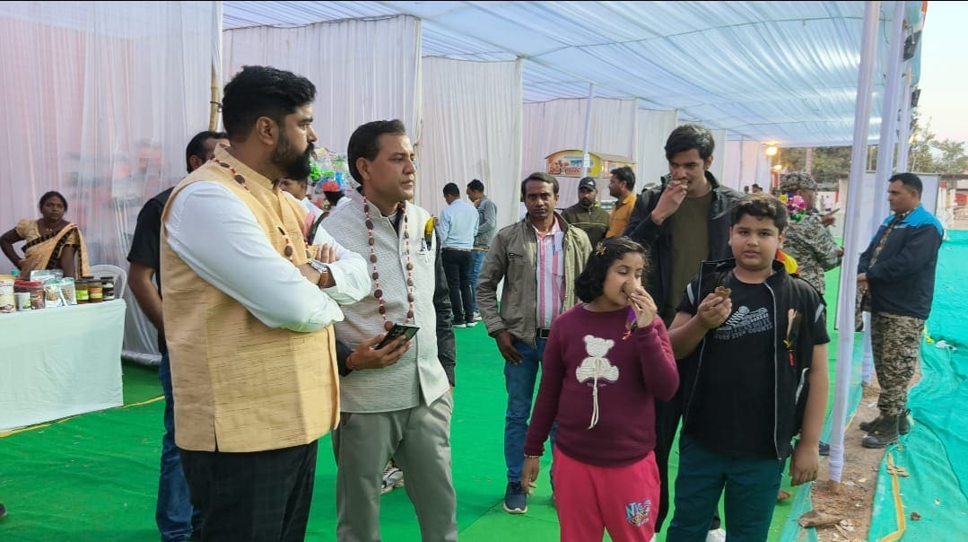 Korea Mahotsav: महोत्सव में चाय का आनंद लेते हुए स्थानीय लोग Korea Mahotsav: महोत्सव में चाय का आनंद लेते हुए स्थानीय लोग