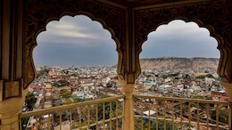 Rajasthan Weather: राजस्थान में फिर पलटा मौसम, चौमूं में बरसे बदरा, जयपुर में लुढ़का पारा; जानें आपके शहर का हाल