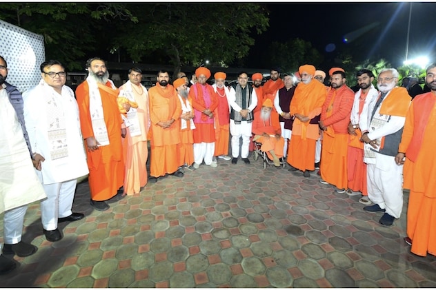 मुख्यमंत्री निवास पर सीएम भजनलाल से मिले साधु संत.