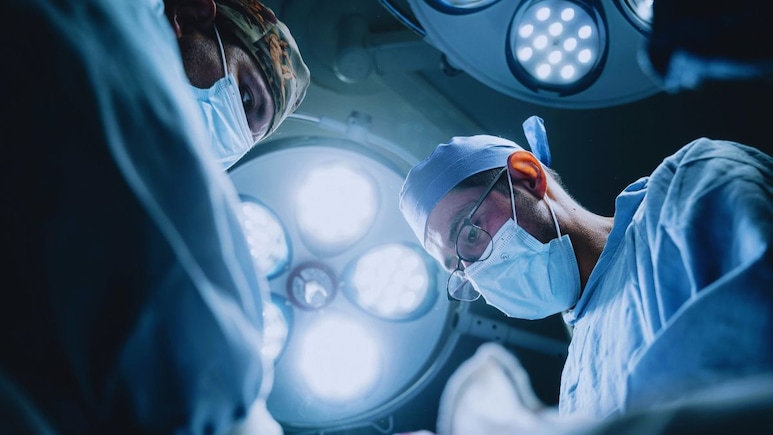 पोट दुखू लागल्याने तरुण पोहोचला रुग्णालयात, पोटाची अवस्था पाहताच डॉक्टरांनी अख्खं रुग्णालय केलं रिकामी