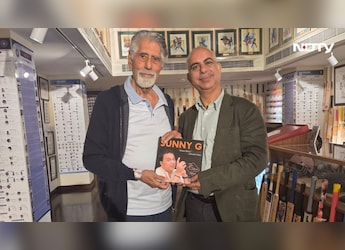 Blog | Meet The Man Who Got Sunil Gavaskar's Cricket Bat In 1981, And Never Looked Back