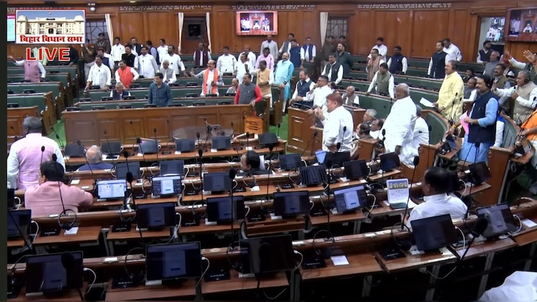 MLA फंड बढ़ाने को लेकर बिहार विधानसभा में जबरदस्त हंगामा, 10 मिनट तक खड़े रहे पक्ष-विपक्ष के विधायक