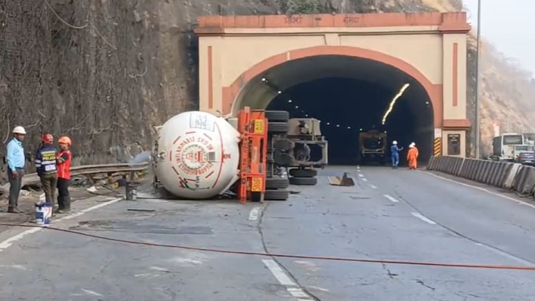 Mumbai-Pune Expressway: मुंबई-पुणे एक्सप्रेसवेवर आजही 'महाट्रॅफिक'; 'या' पर्यायी मार्गांचा वापर करण्याचे आवाहन