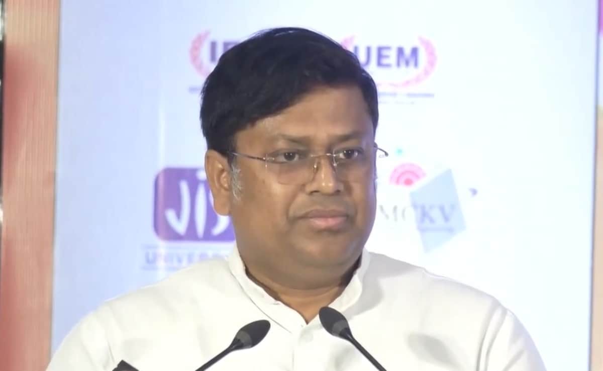 Video: Union Minister Was Speaking At Kolkata Event, Then Quake Struck