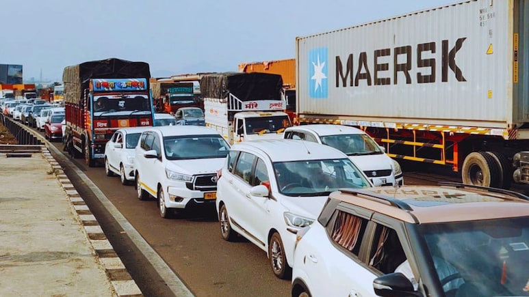 Mumbai Pune Expressway : आपत्कालीन परिस्थितीसाठी वाहतूक आराखडा तयार करा, उपमुख्यमंत्र्यांचे निर्देश