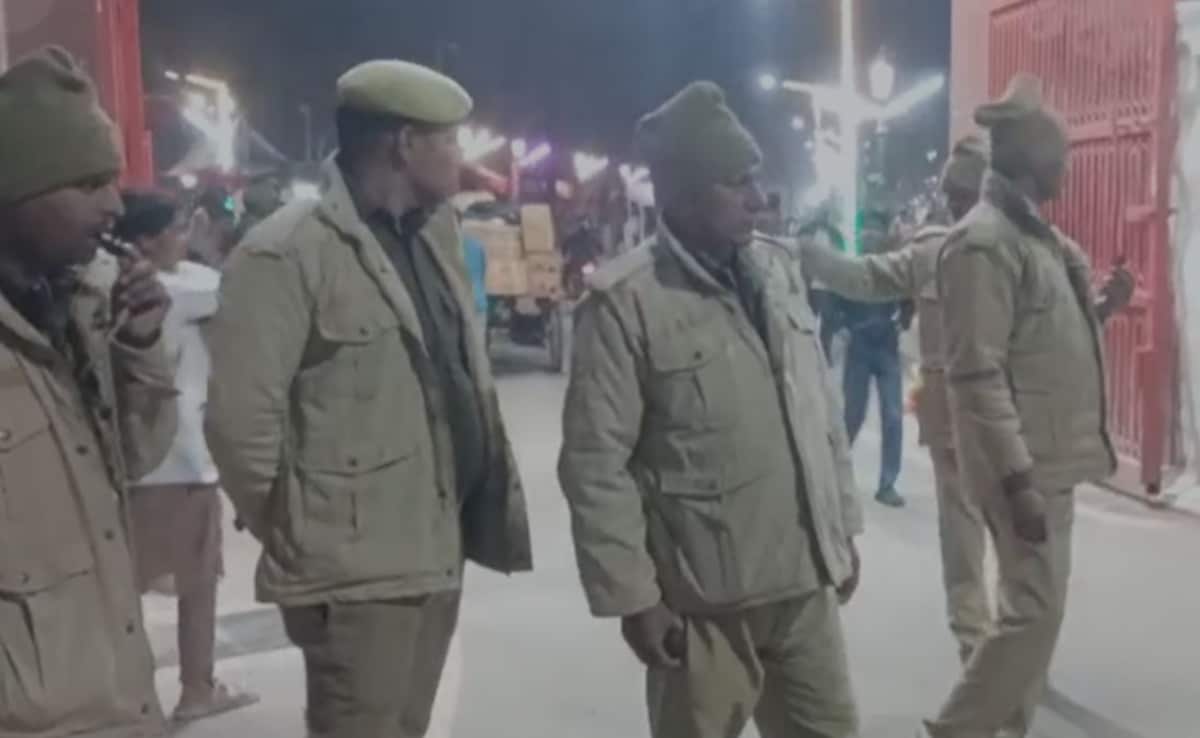 पासपोर्ट कैंसिल होने से परेशान युवक पुलिस से उलझा, गोरखनाथ मंदिर में रात को क्या ड्रामा हो गया?