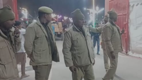 पासपोर्ट कैंसिल होने से परेशान युवक पुलिस से उलझा, गोरखनाथ मंदिर में रात को क्या ड्रामा हो गया?