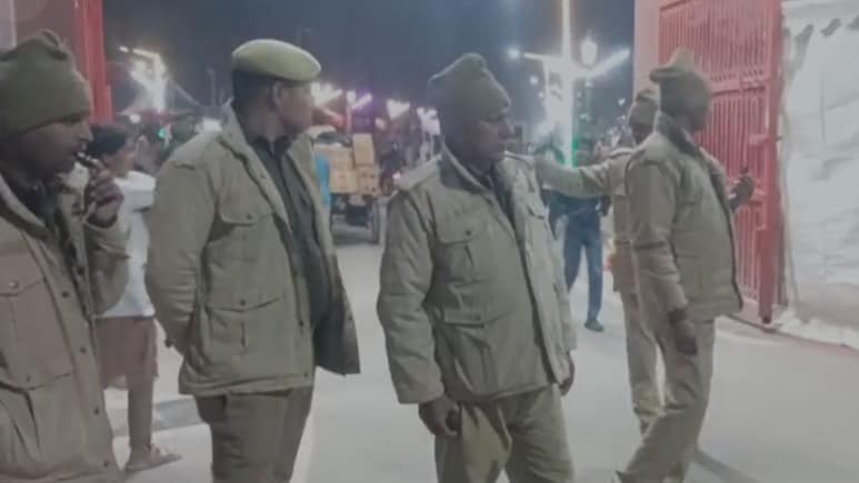 पासपोर्ट कैंसिल होने से परेशान युवक पुलिस से उलझा, गोरखनाथ मंदिर में रात को क्या ड्रामा हो गया?