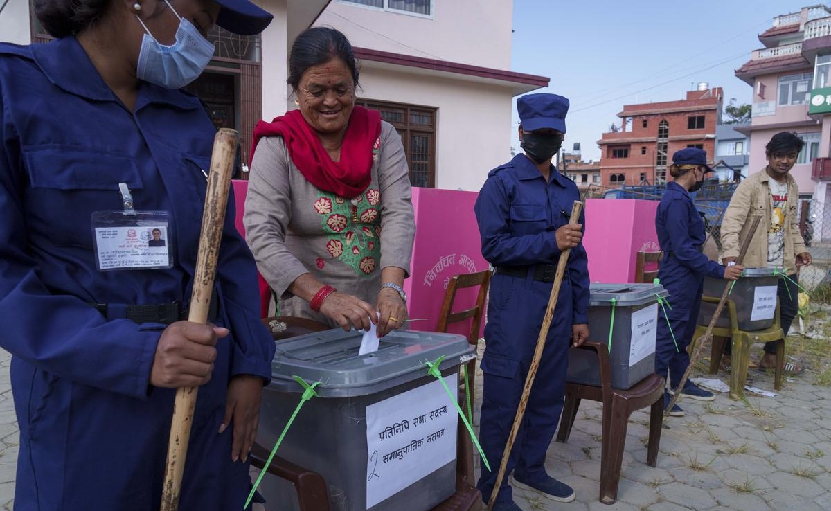 नेपाल चुनाव 2026 में Gen Z के लिए कौन सी पार्टी क्या ऑफर दे रही है,  नए बनाम पुराने राजनीतिक दलों की लड़ाई