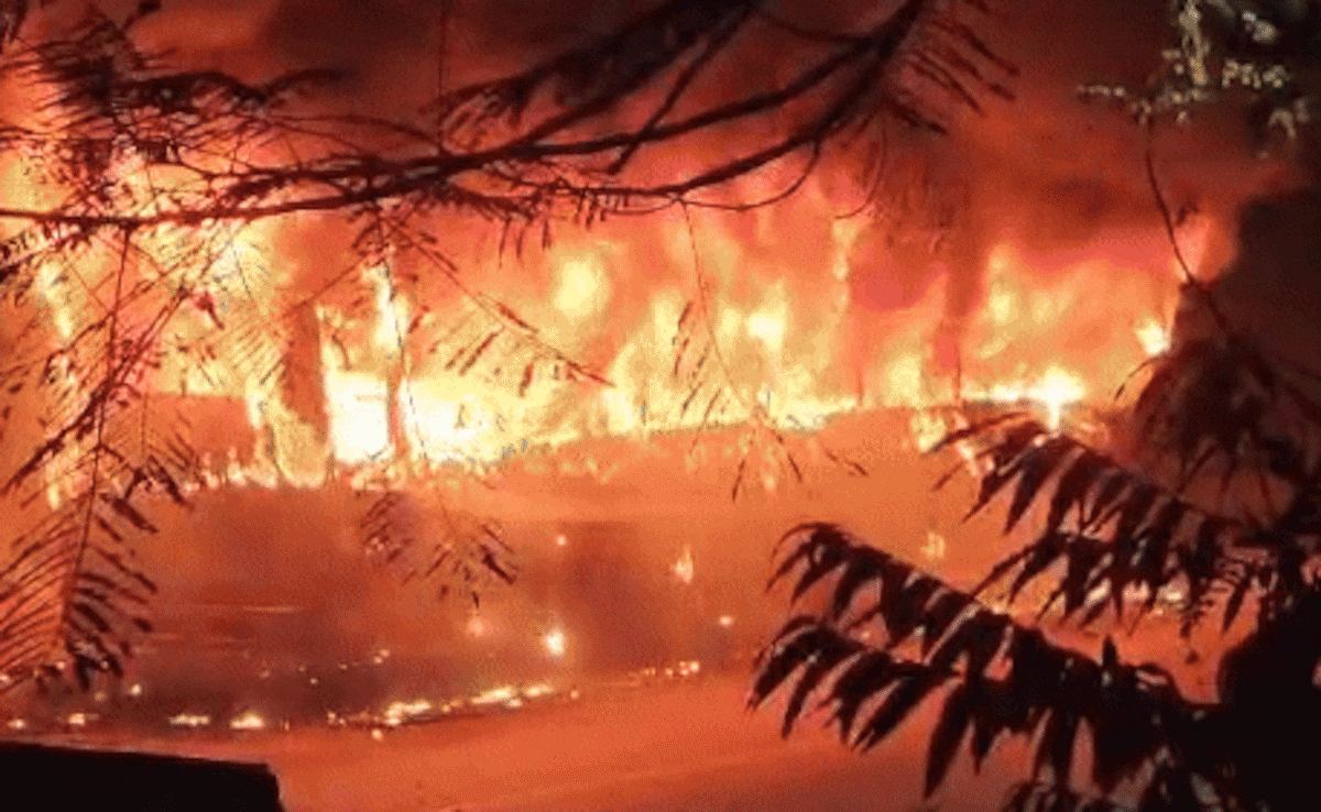 दिल्ली के विकासपुरी में बस में लगी आग, अंदर सो रहे हेल्पर की जलकर मौत