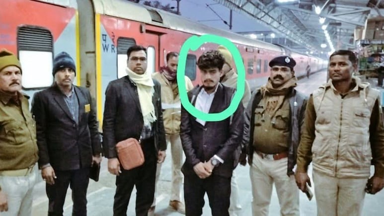 दरभंगा-आनंद विहार एक्सप्रेस में फर्जी TTE बन मांग रहा था टिकट, शक होते ही रंगे हाथों पकड़ा गया