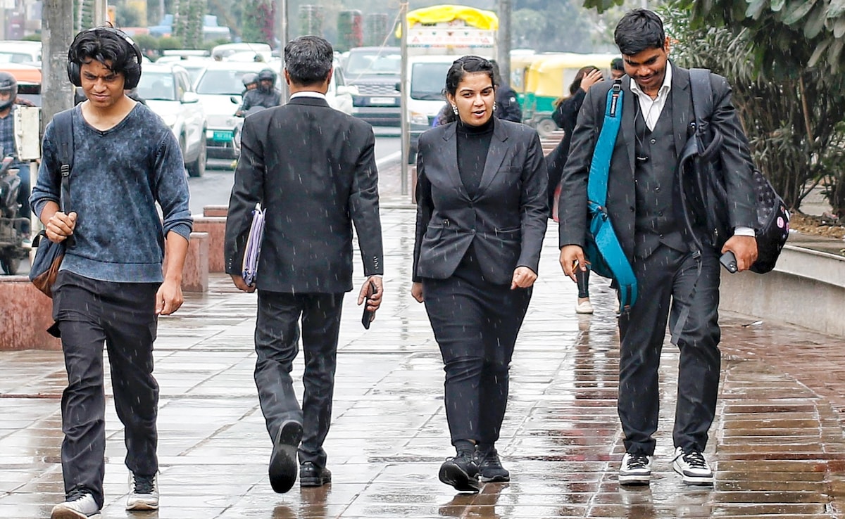 Delhi Weather: बारिश, ओले गिरे फिर आज खिल गई धूप, दिल्ली NCR में तो मौसम गजब फिरकी ले रहा