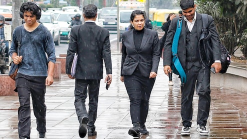 Delhi Weather: बारिश, ओले गिरे फिर आज खिल गई धूप, दिल्ली NCR में तो मौसम गजब फिरकी ले रहा