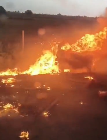 पलटने के बाद स्कॉर्पियो में लगी भीषण आग पलटने के बाद स्कॉर्पियो में लगी भीषण आग