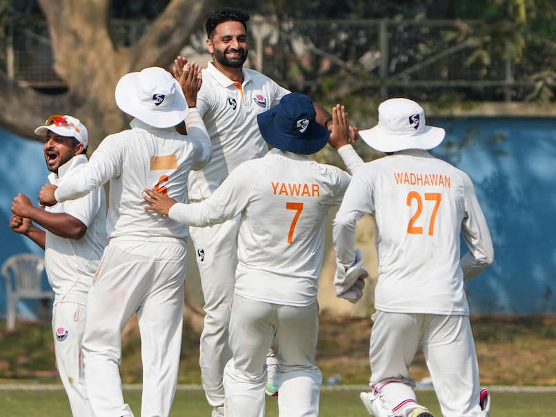 Delhi Capitals' Rs 8.4 Crore J&K Pacer Namedropped In Sunil Gavaskar's Big 'Ranji Trophy' Verdict