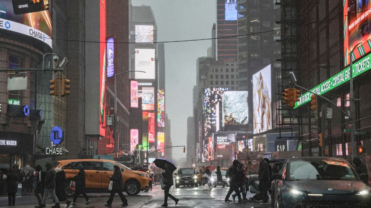 Onset of the winter storm in New York City.
