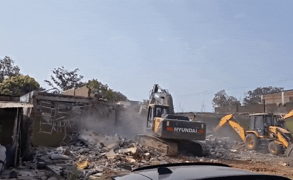 Bulldozer Action: हाईकोर्ट से झटका, बैतूल के चोपना बाजार में चला बुलडोजर&hellip; BJP नेता का कॉम्प्लेक्स भी गिराया