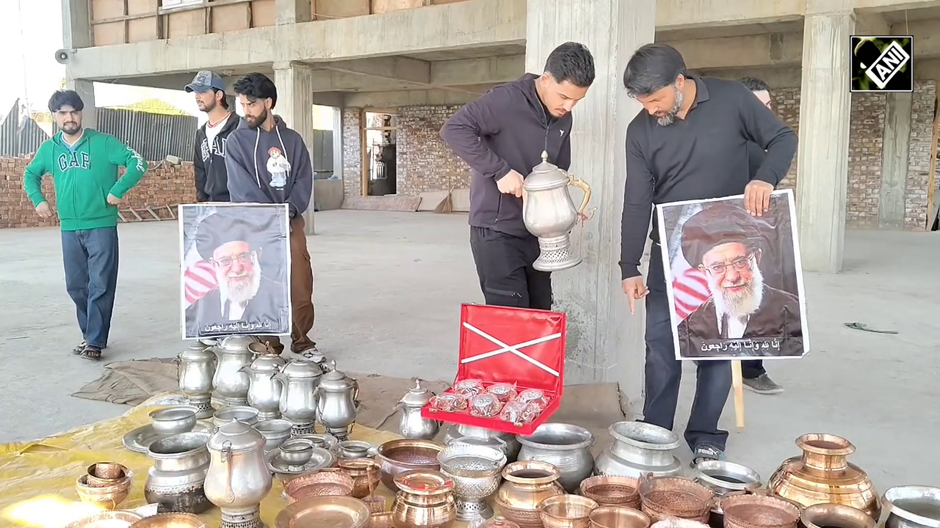 खामेनेई के नाम पर... ईरान की मदद के लिए कश्मीरी दान कर रहे सोने-चांदी के गहने और पैसे