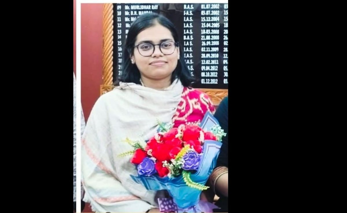 Inspector Father To Salute Daughter As She Returns Home As IPS Officer