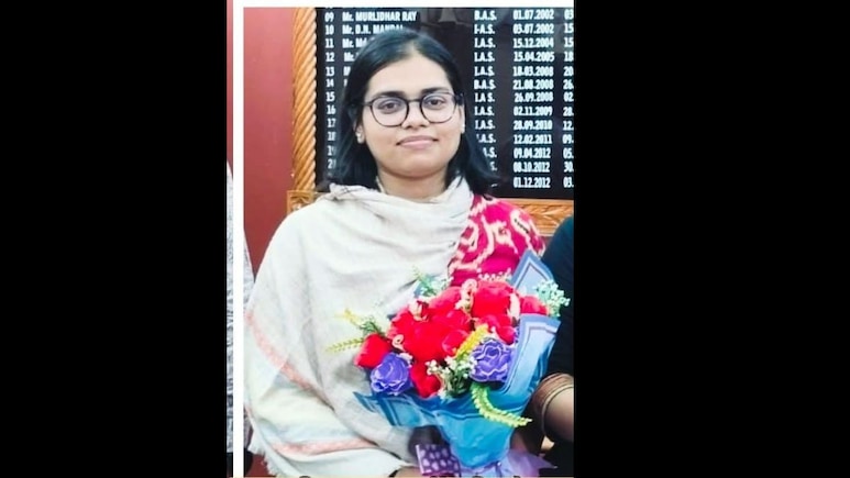 Inspector Father To Salute Daughter As She Returns Home As IPS Officer