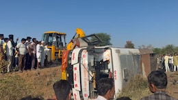 Agar Malwa Accident: आगर मालवा में भीषण हादसा, यात्री बस अनियंत्रित होकर पलटी, एक की मौत, 15 से अधिक लोग घायल
